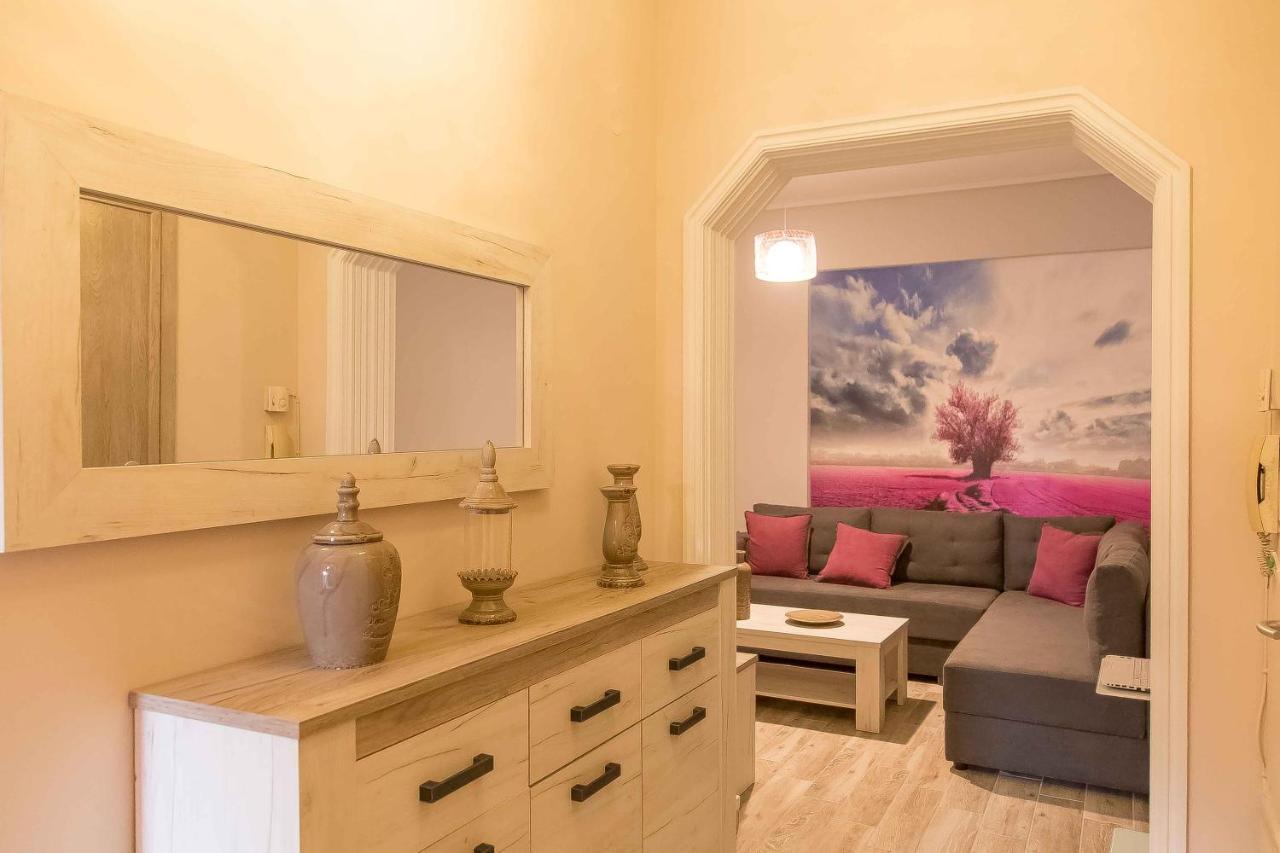 Luxury Lila House Under The Rocks Apartment Kalampáka Luaran gambar