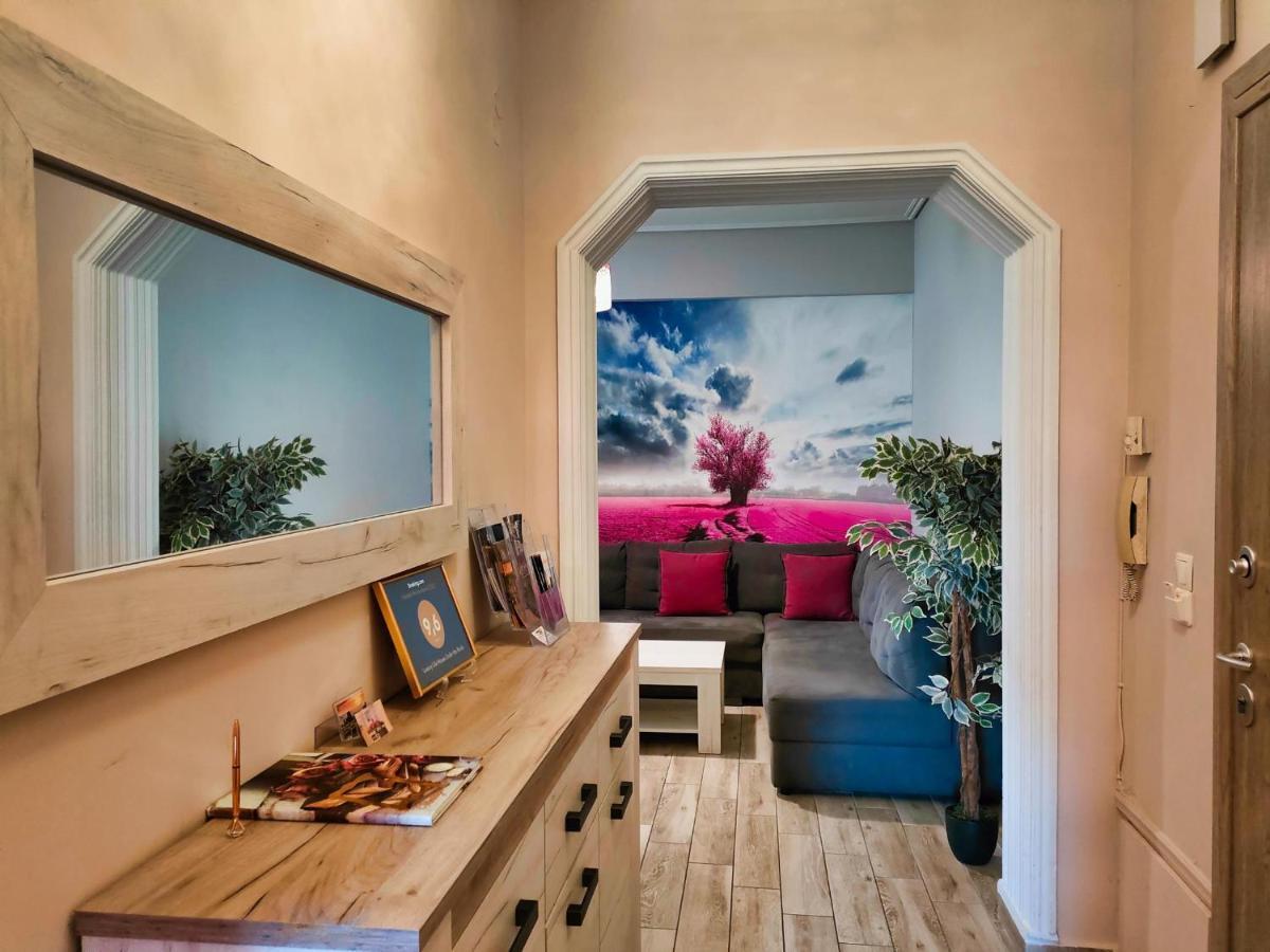 Luxury Lila House Under The Rocks Apartment Kalampáka Luaran gambar