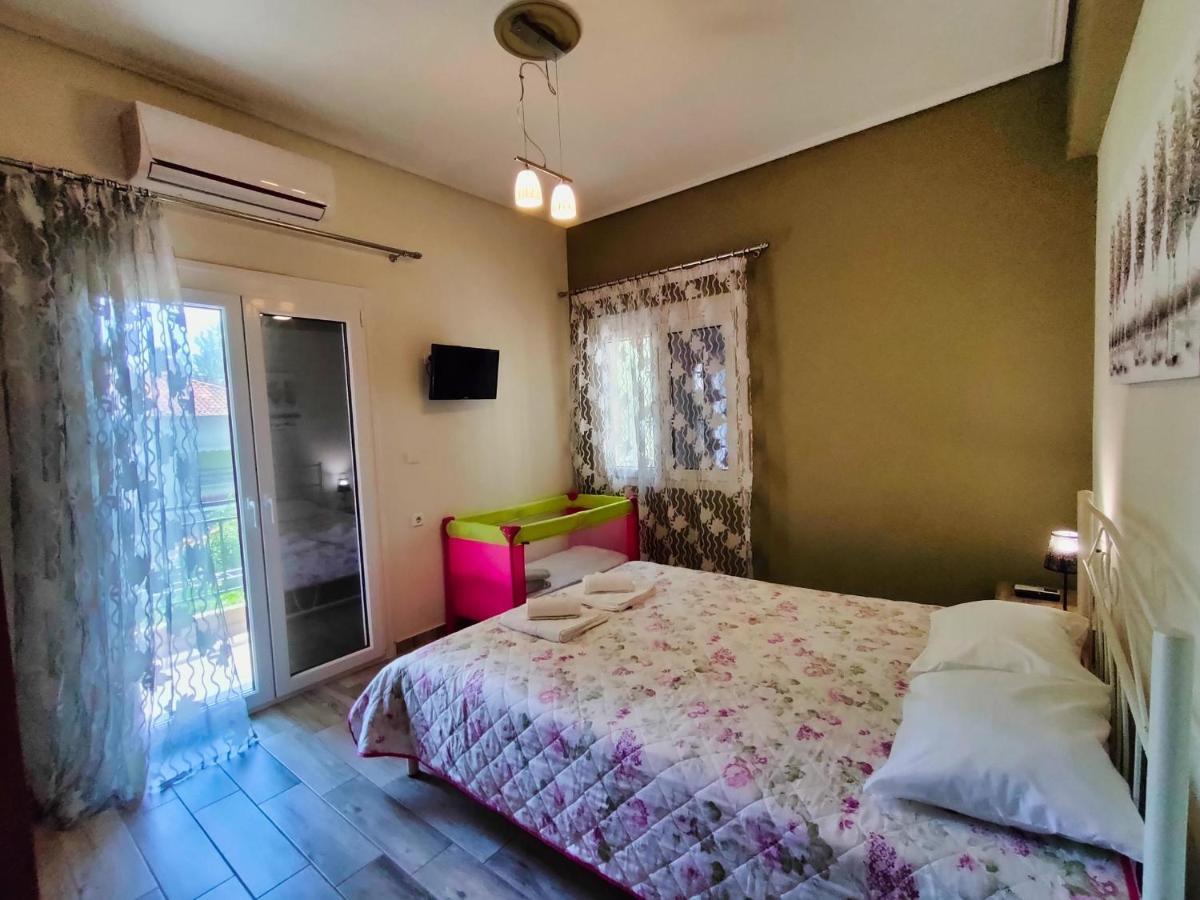 Luxury Lila House Under The Rocks Apartment Kalampáka Luaran gambar